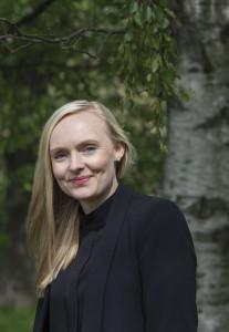 Sisäministeri Maria Ohisalo aurinkoisena kesäpäivänä.