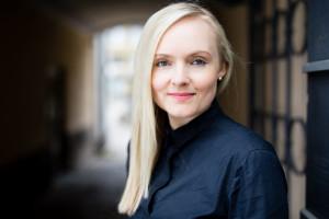 Sisäministeri Maria Ohisalo sisäministeriön edessä, Helsingin Kruununhaassa.