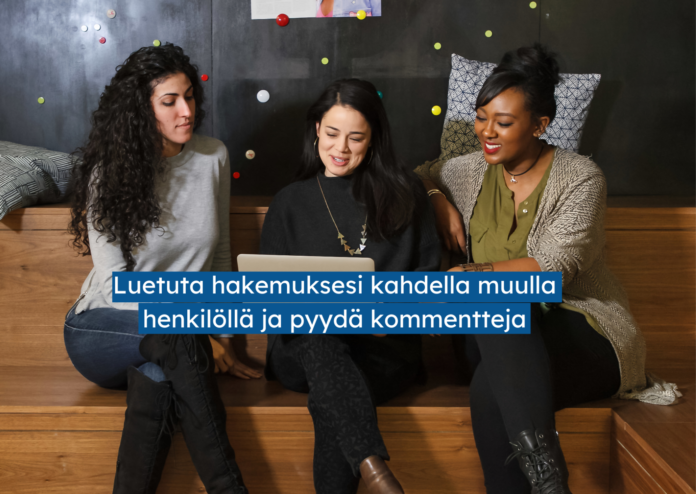Nainen näyttää työhakemustaan kannettavalta tietokoneeltaan kahdelle kaverilleen, jotka istuvat hänen molemmilla puolillaan.