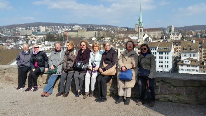 SenioriFoorumi Zürichin kaupunkikävelyltä ryhmäkuva, taustalla Zürichin kaupunki.