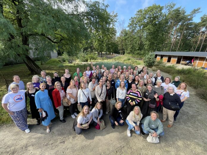 Ulkosuomalaisia naisia koolla Suomalaisten Naisten Päivillä Alankomaissa.