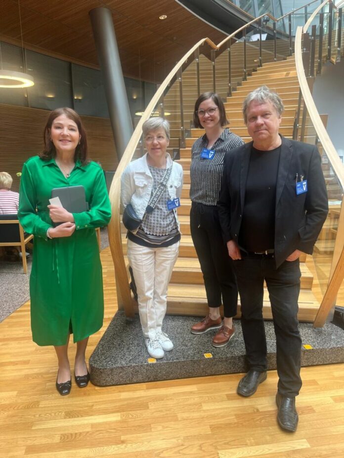 Puheenjohtaja Pekka Sauri luovutti Suomi-Seuran toteuttaman ulkosuomalaisten pankkikyselyn tulokset eduskunnan ulkosuomalaisten ystävyysryhmän puheenjohtaja kansanedustaja Sari Sarkomaalle sekä yhteiskuntasuhde- ja vastuullisuuspäällikkö Pauliina Kaaresvirta-Huhdalle ja johtava asiantuntija Teija Kaarlelalle Finanssiala ry:sta maanantaina 16.6.